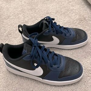 Nike Court Low Borough 2-  size 6 Youth